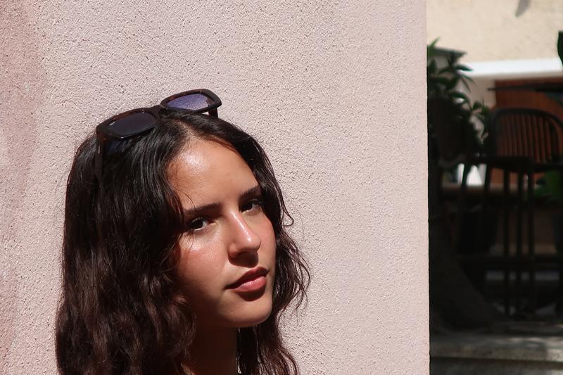 Portrait d’une jeune femme devant un mur rose
