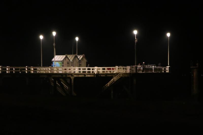 Ponton illuminé, la nuit