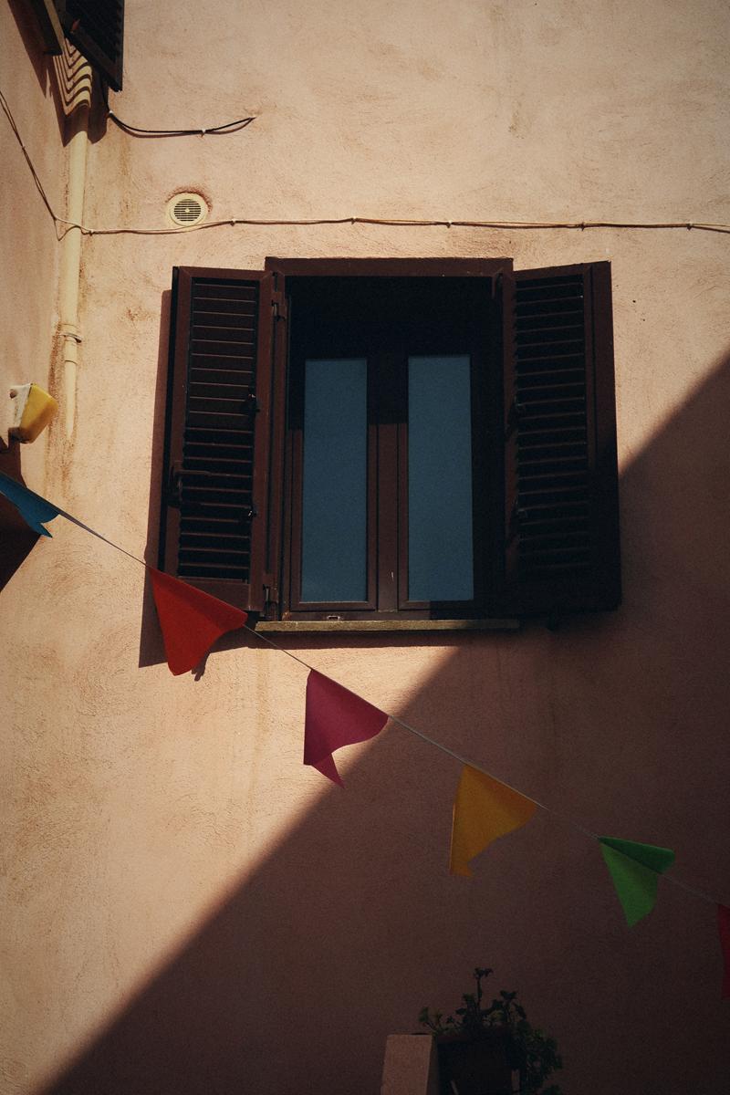 Volets bruns et fanions colorés dans l’ombre