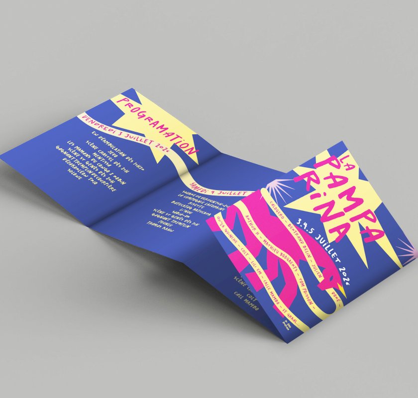 Brochure pliée posée sur un fond gris